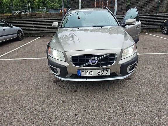 Volvo XC70 2 of 12