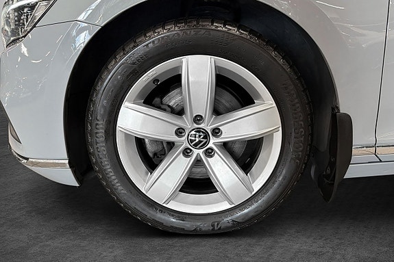 Volkswagen Passat 2 of 16