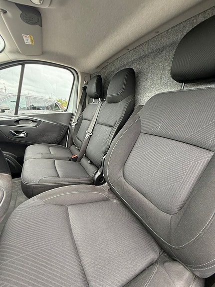 Renault Trafic 7 of 11
