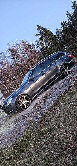 Mercedes-Benz E250 3 of 4