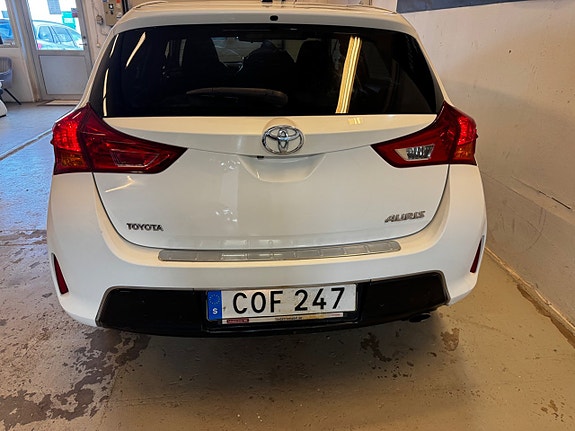 Toyota Auris 7 of 12