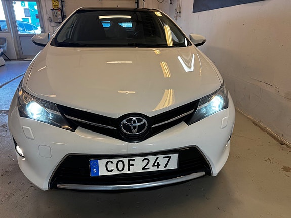 Toyota Auris 2 of 12