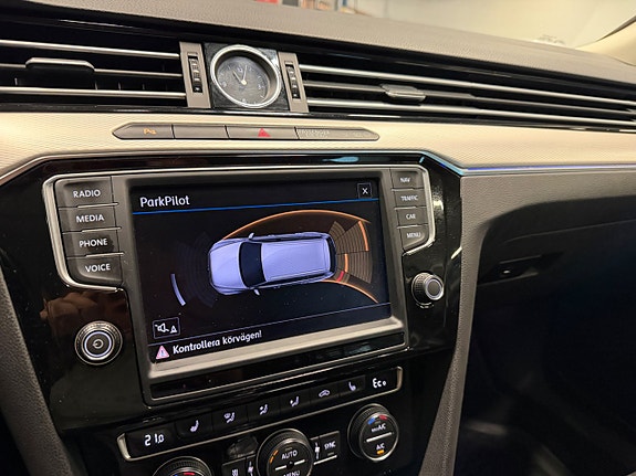 Volkswagen Passat 17 of 30