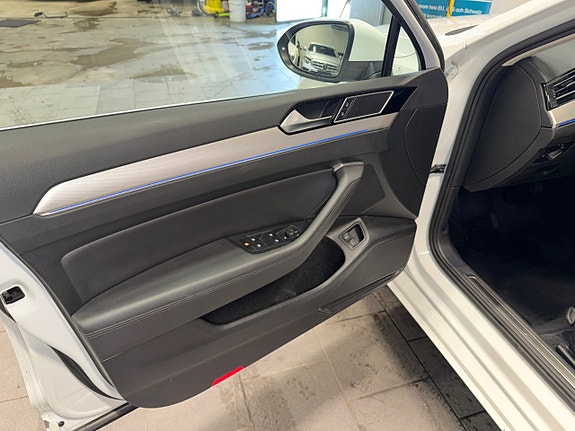 Volkswagen Passat 30 of 30