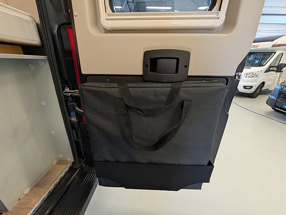 Hymer Free 600 / Automat / Pop-up / 4 sängar / Offgrid 29 of 30
