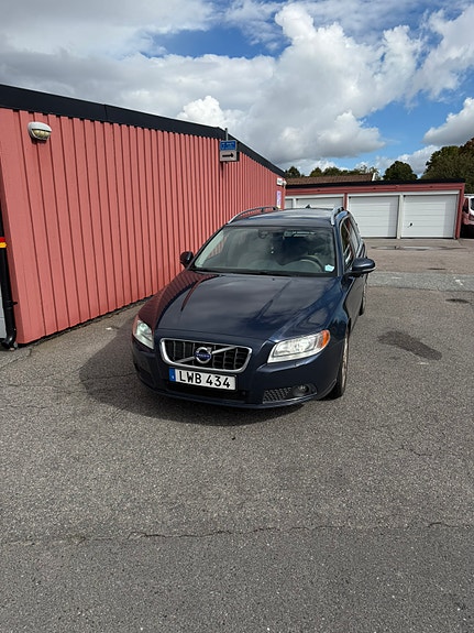 Volvo V70 2 of 6