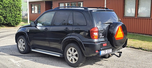 Toyota RAV4 3 of 7