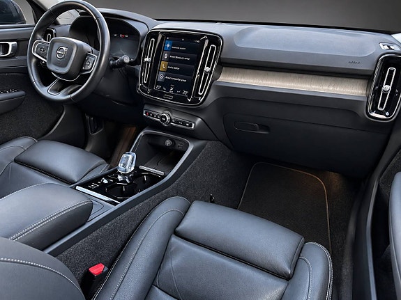 Volvo XC40 8 of 17