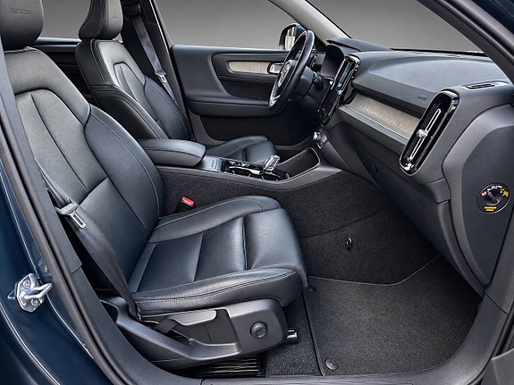 Volvo XC40 6 of 17