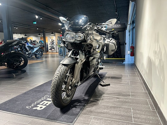 BMW K1300R Slipon/Sidoväskor/Kolfiber BellyPan/4168 mil 2 of 17
