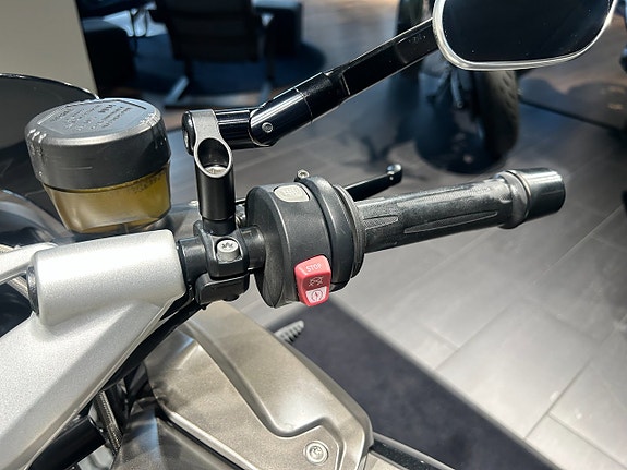 BMW K1300R Slipon/Sidoväskor/Kolfiber BellyPan/4168 mil 8 of 17