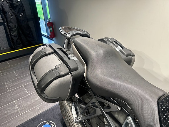 BMW K1300R Slipon/Sidoväskor/Kolfiber BellyPan/4168 mil 15 of 17