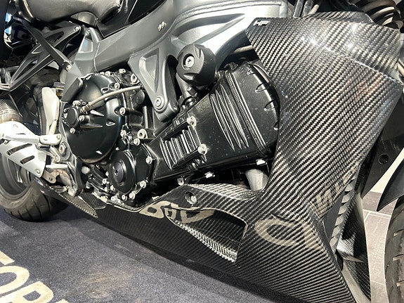 BMW K1300R Slipon/Sidoväskor/Kolfiber BellyPan/4168 mil 13 of 17