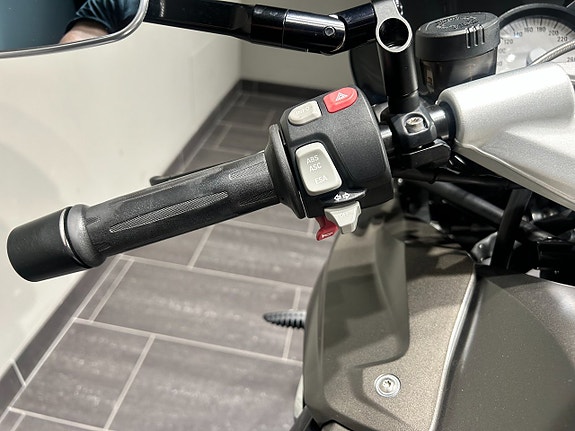 BMW K1300R Slipon/Sidoväskor/Kolfiber BellyPan/4168 mil 7 of 17