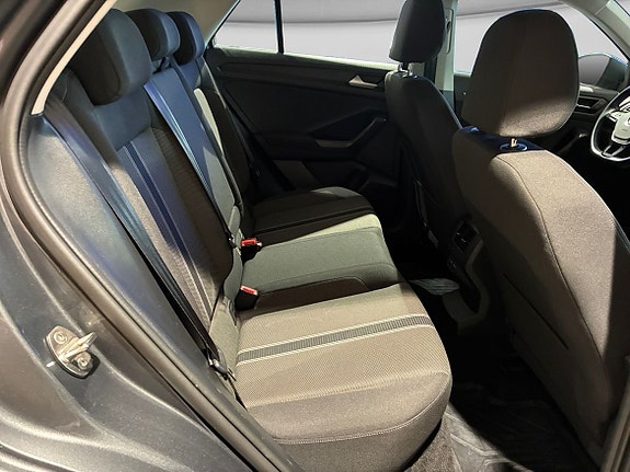 Volkswagen T-Roc 11 of 14
