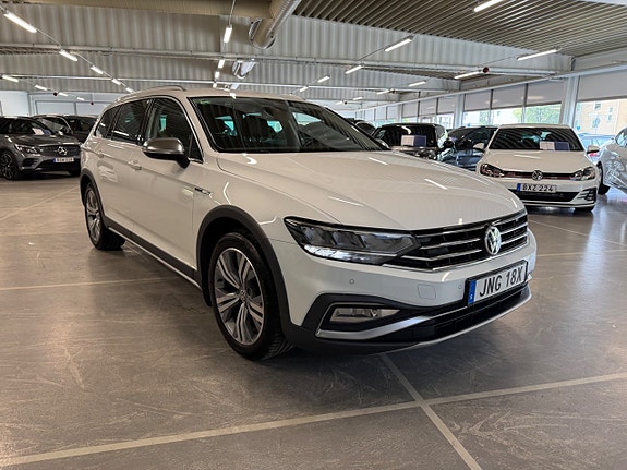 Volkswagen Passat Alltrack 2 of 22