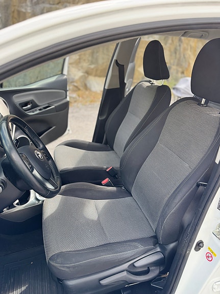 Toyota Yaris 7 of 19