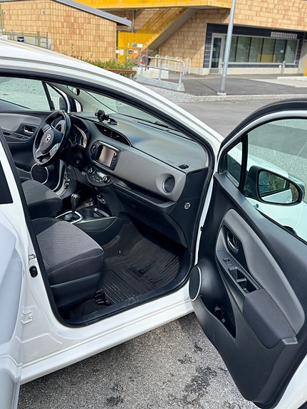 Toyota Yaris 5 of 19