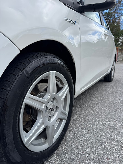 Toyota Yaris 13 of 19