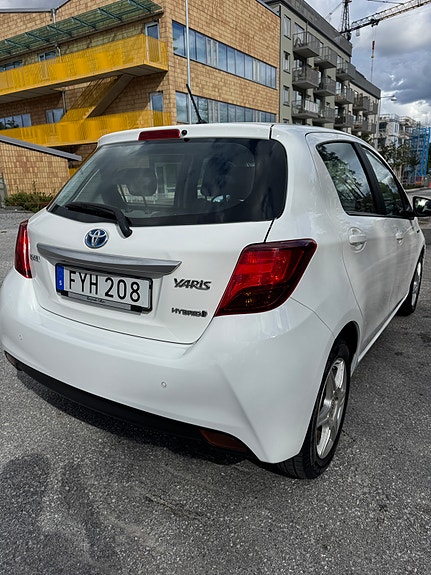 Toyota Yaris 2 of 19