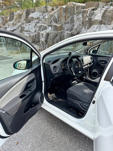 Toyota Yaris 4 of 19