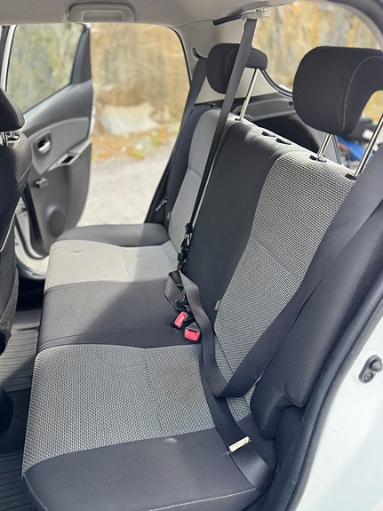 Toyota Yaris 8 of 19