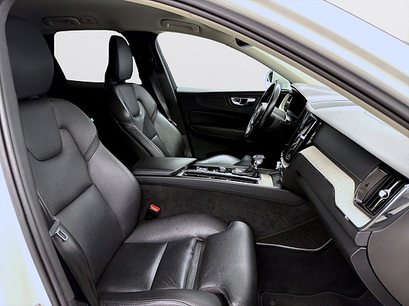 Volvo XC60 12 of 16
