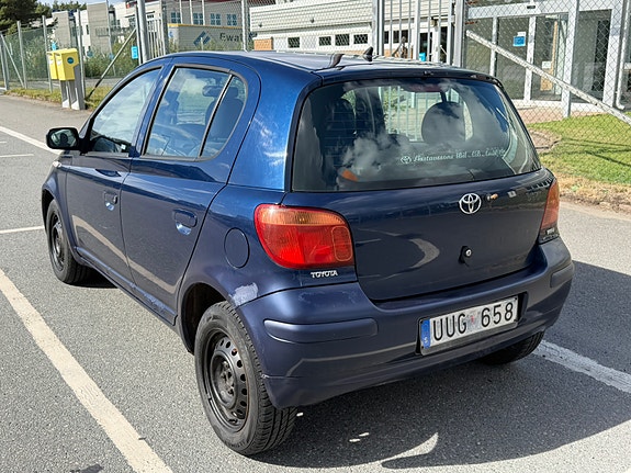 Toyota Yaris 3 of 8
