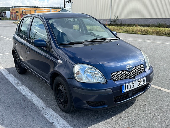 Toyota Yaris 2 of 8