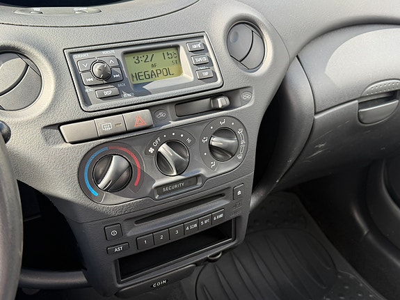 Toyota Yaris 6 of 8