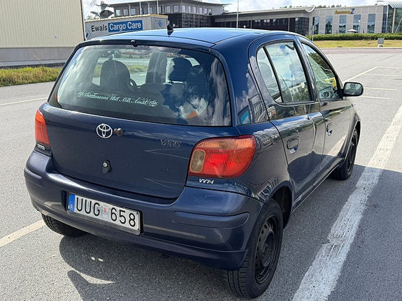Toyota Yaris 4 of 8