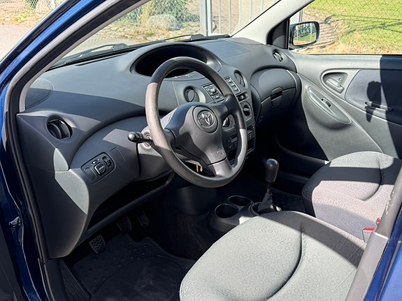 Toyota Yaris 5 of 8