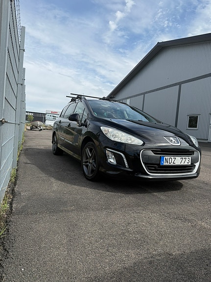 Peugeot 308 SW 2 of 6