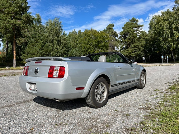 Ford Mustang 2 of 8