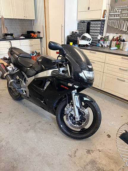 Kawasaki Ninja ZX-6R 2 of 3