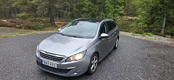 Peugeot 308 SW 2 of 10