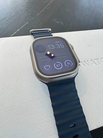 Apple Watch Ultra 2 smartklocka titan med flera armband - e-sim image 3