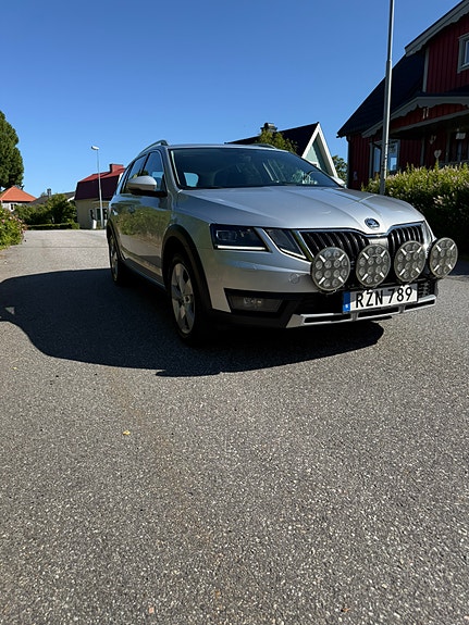 Skoda Octavia Scout 2 of 7