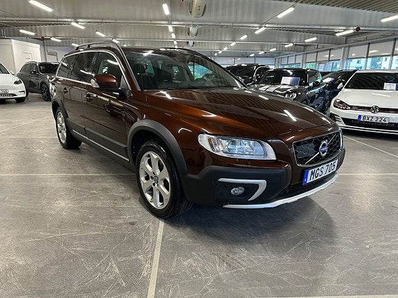Volvo XC70 2 of 22