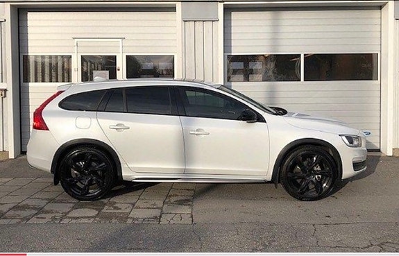 Volvo V60 Cross Country 2 of 7