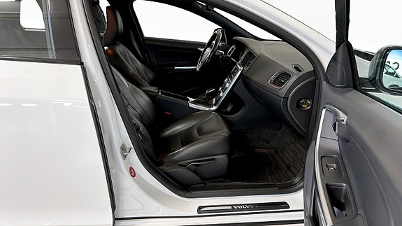 Volvo V60 Cross Country 3 of 17