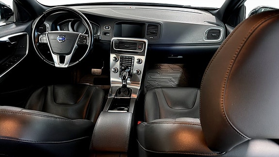 Volvo V60 Cross Country 4 of 17