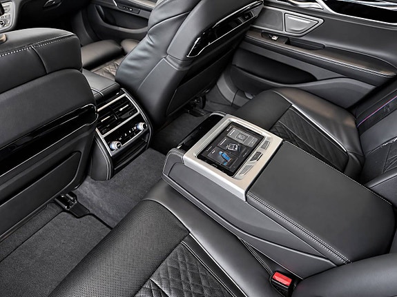 BMW 740d 17 of 19
