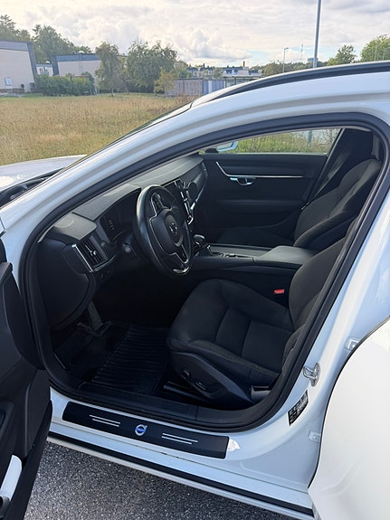 Volvo V90 2 of 7