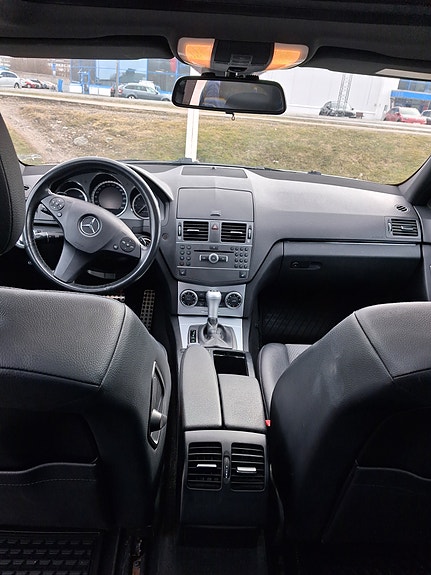Mercedes-Benz C220 2 of 4
