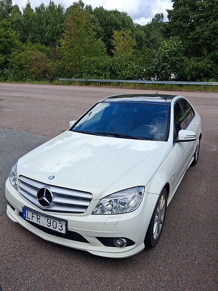 Mercedes-Benz C220 3 of 4