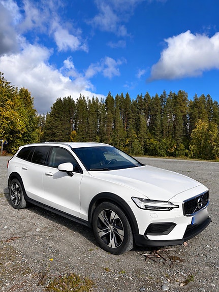 Volvo V60 Cross Country 2 of 7