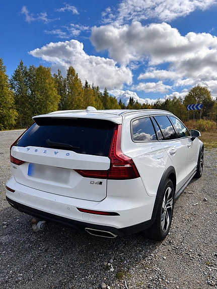 Volvo V60 Cross Country 3 of 7
