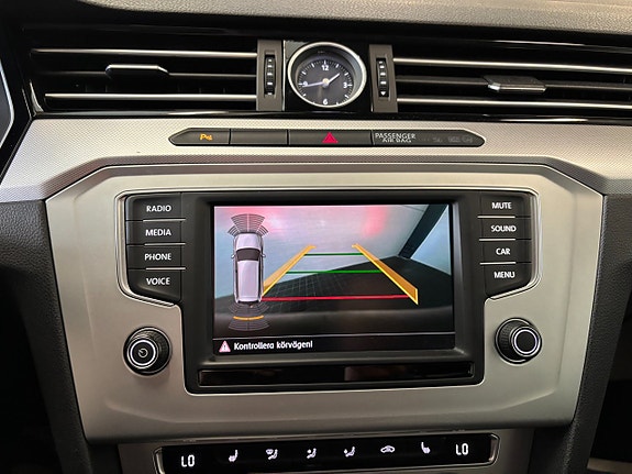 Volkswagen Passat 13 of 19