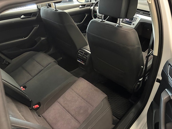 Volkswagen Passat 17 of 19